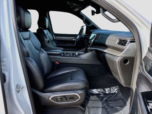 Used 2024 Jeep Wagoneer Series II w/ Flexible Seating Group RWD image 30