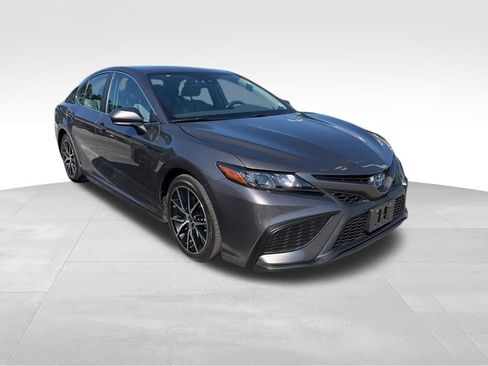 Used 2023 Toyota Camry SE w/ Cold Weather Package FWD image 5