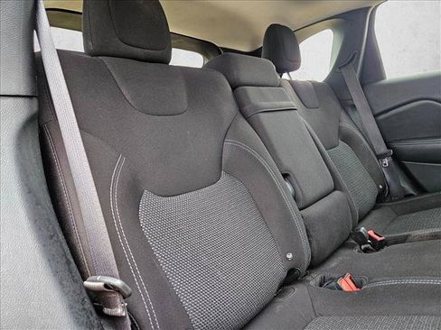 Used 2019 Jeep Cherokee Latitude w/ Popular Appearance Group FWD image 18