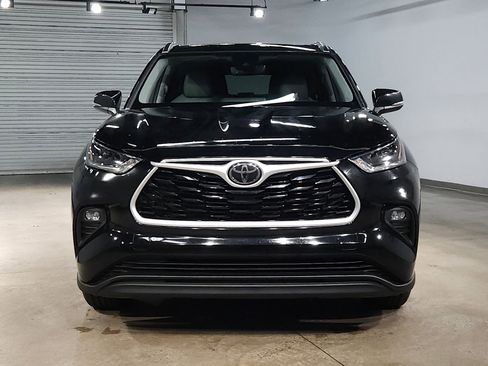 Used 2021 Toyota Highlander XLE image 2