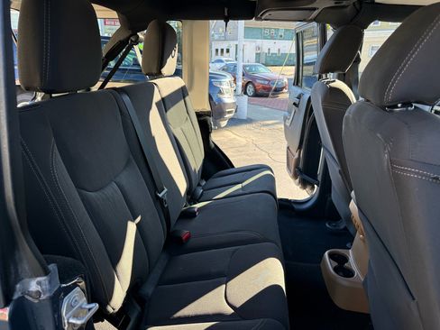 Used 2018 Jeep Wrangler Unlimited Rubicon w/ Connectivity Group image 34