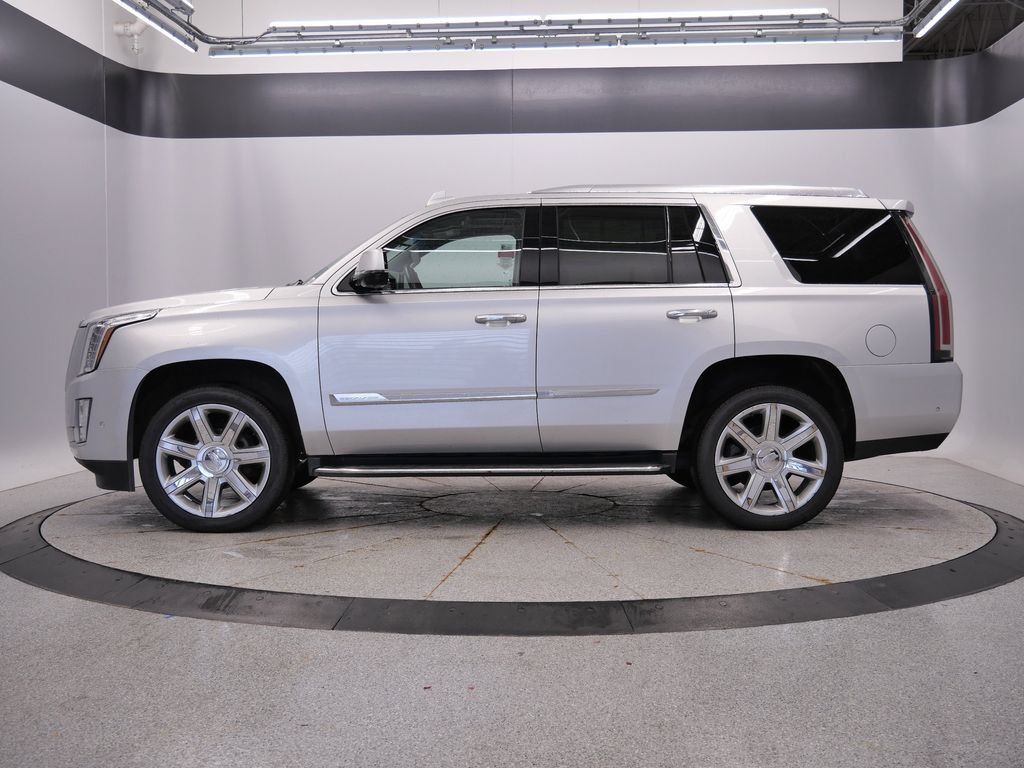 Used 2018 Cadillac Escalade Luxury AWD/4WD image 2