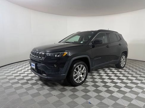 Used 2024 Jeep Compass Latitude AWD/4WD image 3