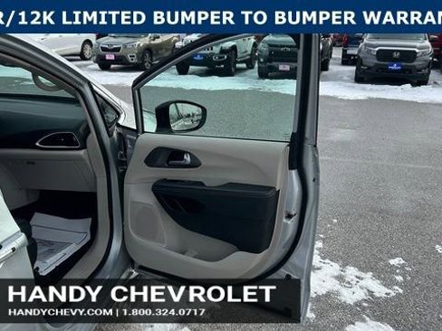 Used 2024 Chrysler Pacifica Touring-L image 54