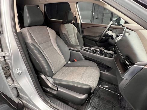 Used 2021 Nissan Rogue SV image 4