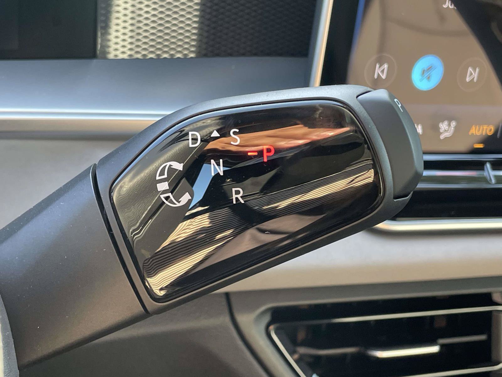 New 2026 Volkswagen Tiguan SE R-Line FWD image 22