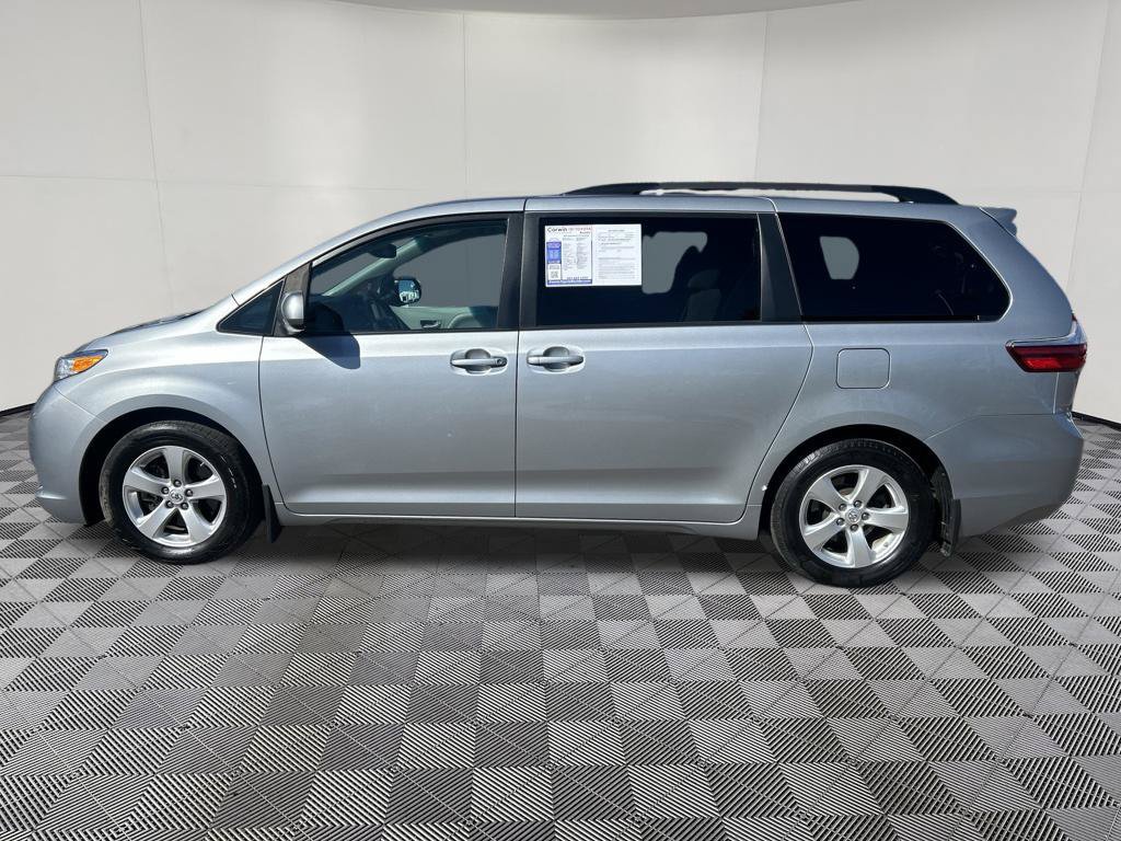 Used 2015 Toyota Sienna LE FWD image 4