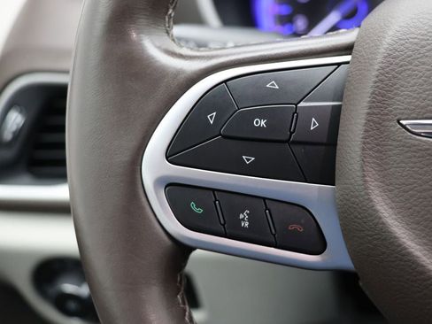 Used 2018 Chrysler Pacifica Touring-L image 18