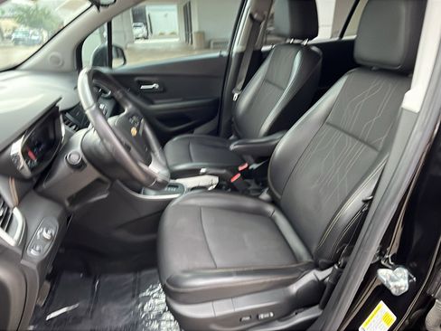 Used 2022 Chevrolet Trax LT w/ Midnight Edition AWD/4WD image 10