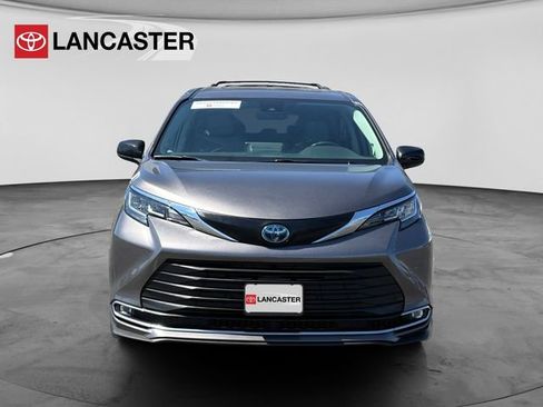 Certified 2022 Toyota Sienna XLE w/ XLE Plus Package FWD image 2