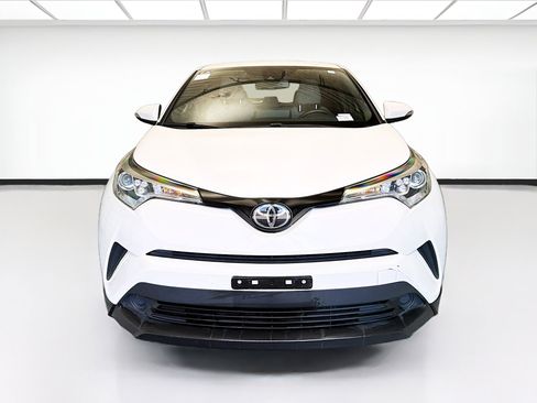 Used 2019 Toyota C-HR XLE FWD image 2