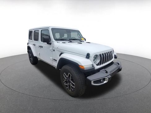 Used 2025 Jeep Wrangler Sahara image 2