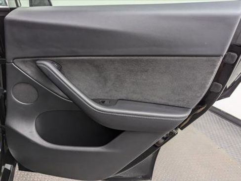 Used 2022 Tesla Model Y Long Range image 19