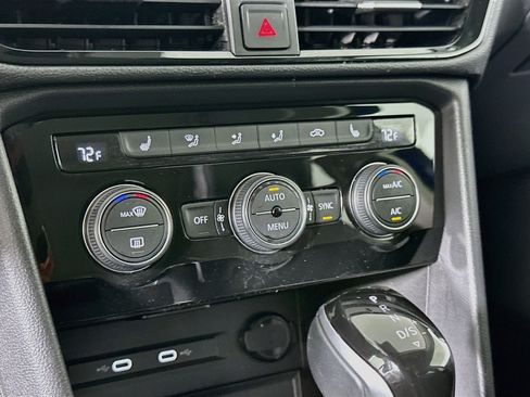 Used 2024 Volkswagen Taos SE w/ Panoramic Sunroof Package FWD image 23