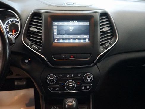 Used 2020 Jeep Cherokee Latitude Plus w/ Cold Weather Group AWD/4WD image 6