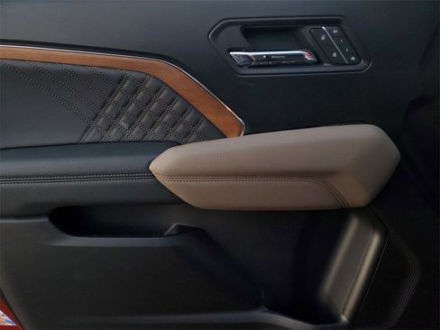 Used 2025 GMC Canyon Denali image 11