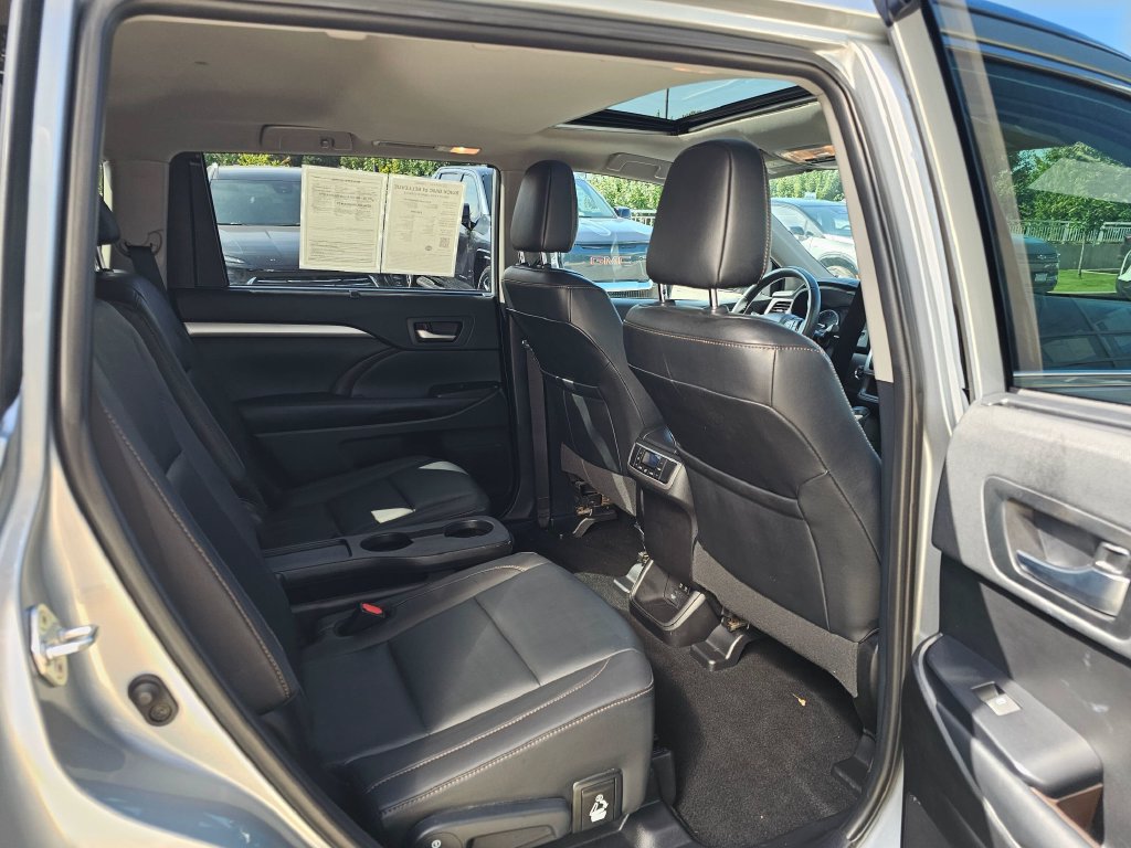Used 2019 Toyota Highlander XLE AWD/4WD image 14