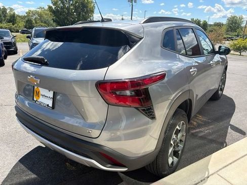 Used 2024 Chevrolet Trax LT w/ Sunroof Package FWD image 5