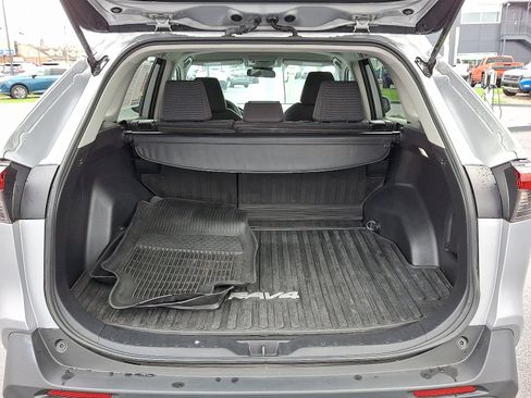 Used 2022 Toyota RAV4 LE image 8