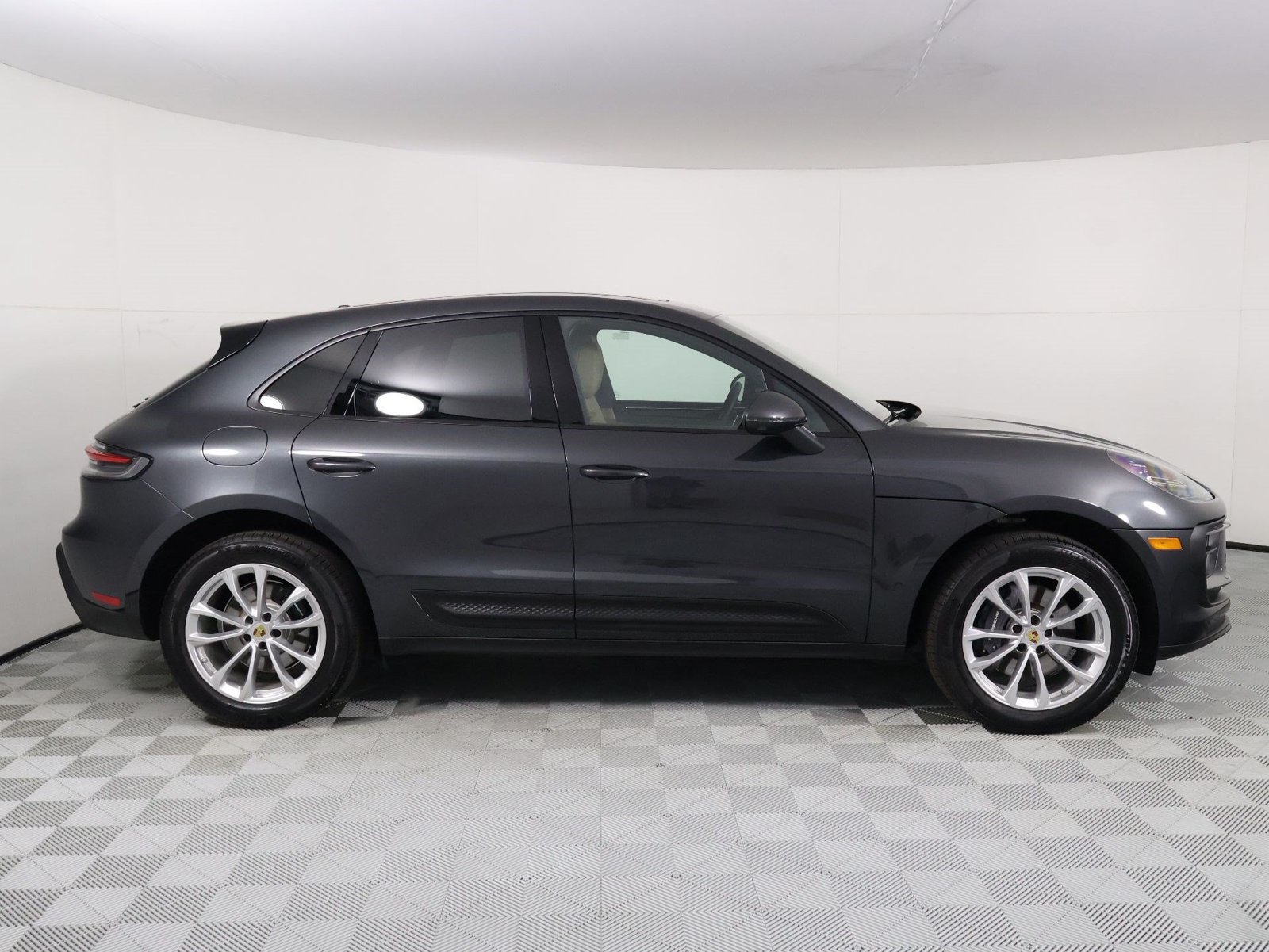 Certified 2026 Porsche Macan AWD/4WD image 8