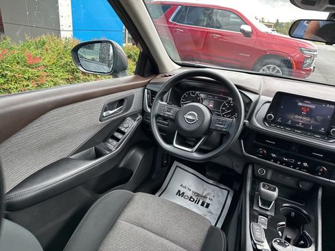 Used 2023 Nissan Rogue SV image 12