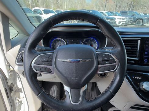 Used 2017 Chrysler Pacifica Touring-L image 21