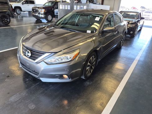 Used 2017 Nissan Altima 2.5 SV image 2