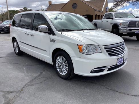 Used 2012 Chrysler Town & Country Limited image 8