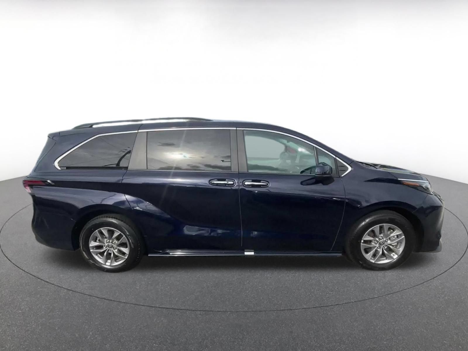 Used 2025 Toyota Sienna XLE FWD image 15