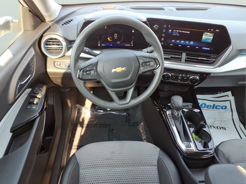 Used 2025 Chevrolet Trax LT FWD image 9