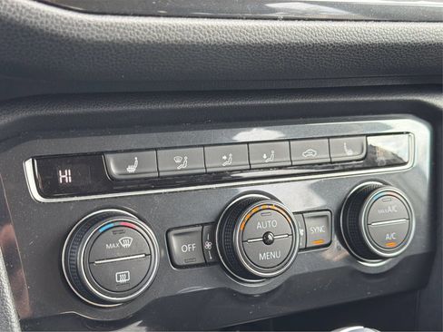 Used 2021 Volkswagen Tiguan SE image 38