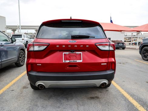 Used 2020 Ford Escape SE image 9