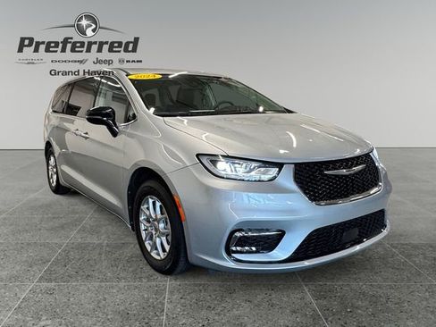 Used 2024 Chrysler Pacifica Touring-L FWD image 1