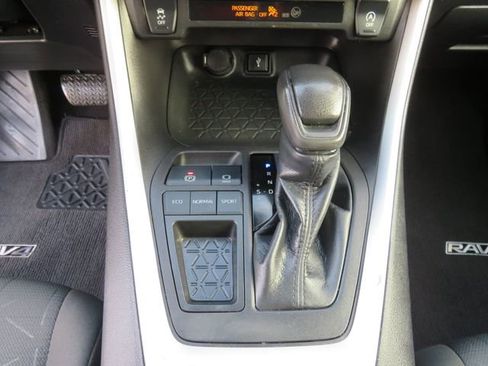 Used 2022 Toyota RAV4 XLE image 23