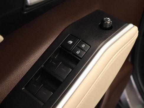 Used 2021 Toyota Highlander XLE AWD/4WD image 12