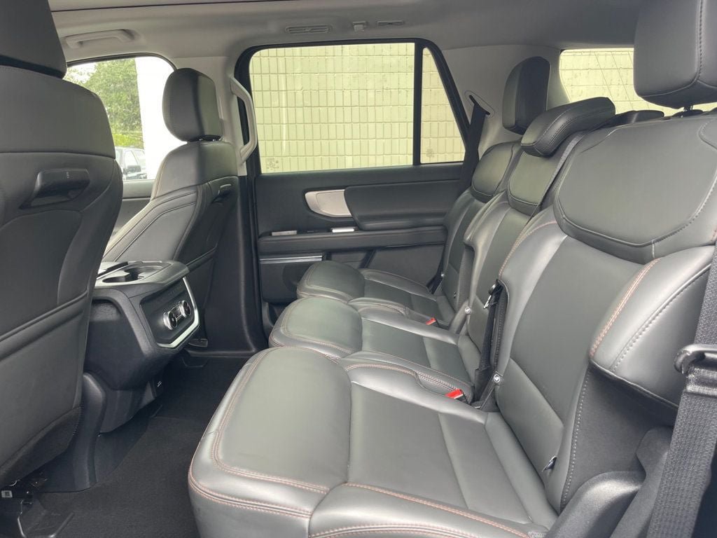 Used 2025 Ford Expedition Active AWD/4WD image 13