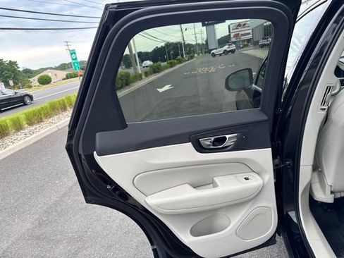 Used 2019 Volvo XC60 T5 Momentum w/ Multimedia Package AWD/4WD image 16