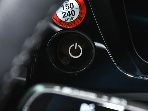 Used 2025 Porsche Macan 4 Electric image 31