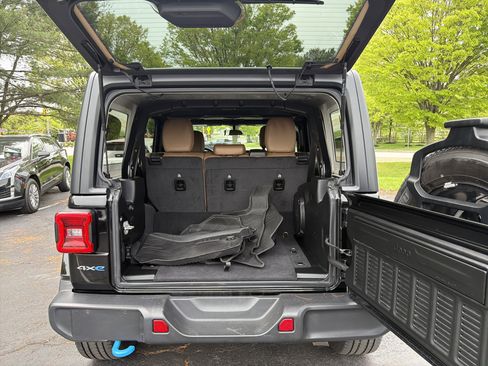 Used 2023 Jeep Wrangler Unlimited Sahara w/ Cold Weather Group AWD/4WD image 9