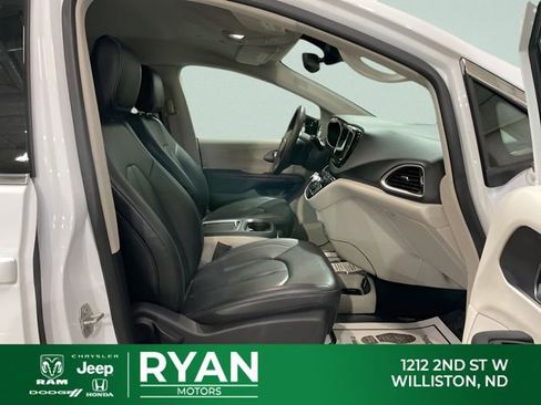 Used 2024 Chrysler Pacifica Touring-L image 23