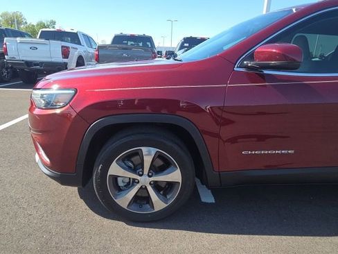 Used 2019 Jeep Cherokee Limited image 16