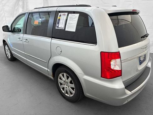 Used 2012 Chrysler Town & Country Touring-L w/ Entertainment Group #2 FWD image 4