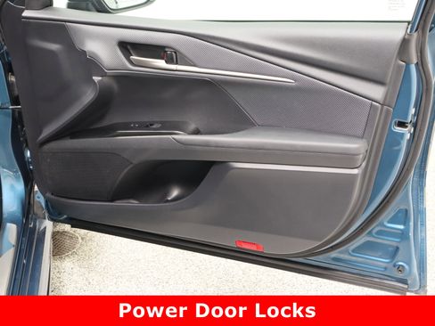 Used 2025 Toyota Camry SE image 35