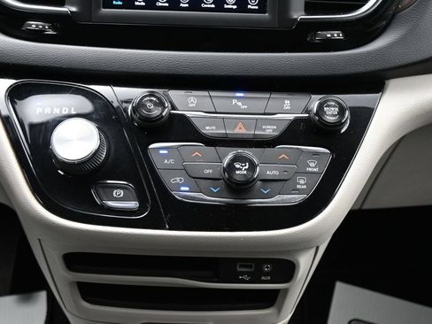 Used 2018 Chrysler Pacifica Touring-L FWD image 20