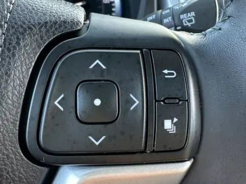 Used 2016 Toyota Highlander XLE image 32