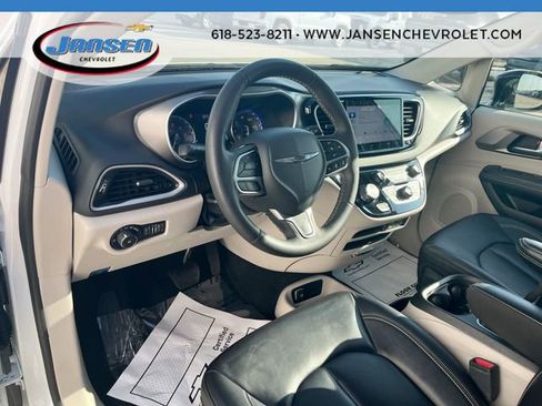 Used 2024 Chrysler Pacifica Touring-L image 10
