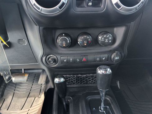 Used 2016 Jeep Wrangler Unlimited Rubicon w/ Connectivity Group AWD/4WD image 14