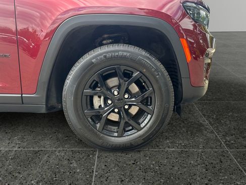 Used 2024 Jeep Grand Cherokee Altitude image 9