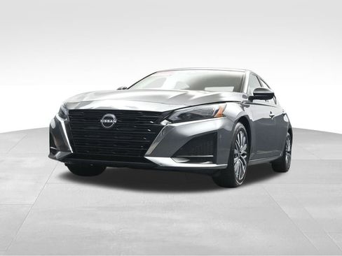 Used 2025 Nissan Altima 2.5 SV FWD image 23