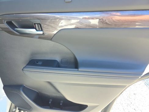 Certified 2020 Toyota Highlander Platinum AWD/4WD image 19